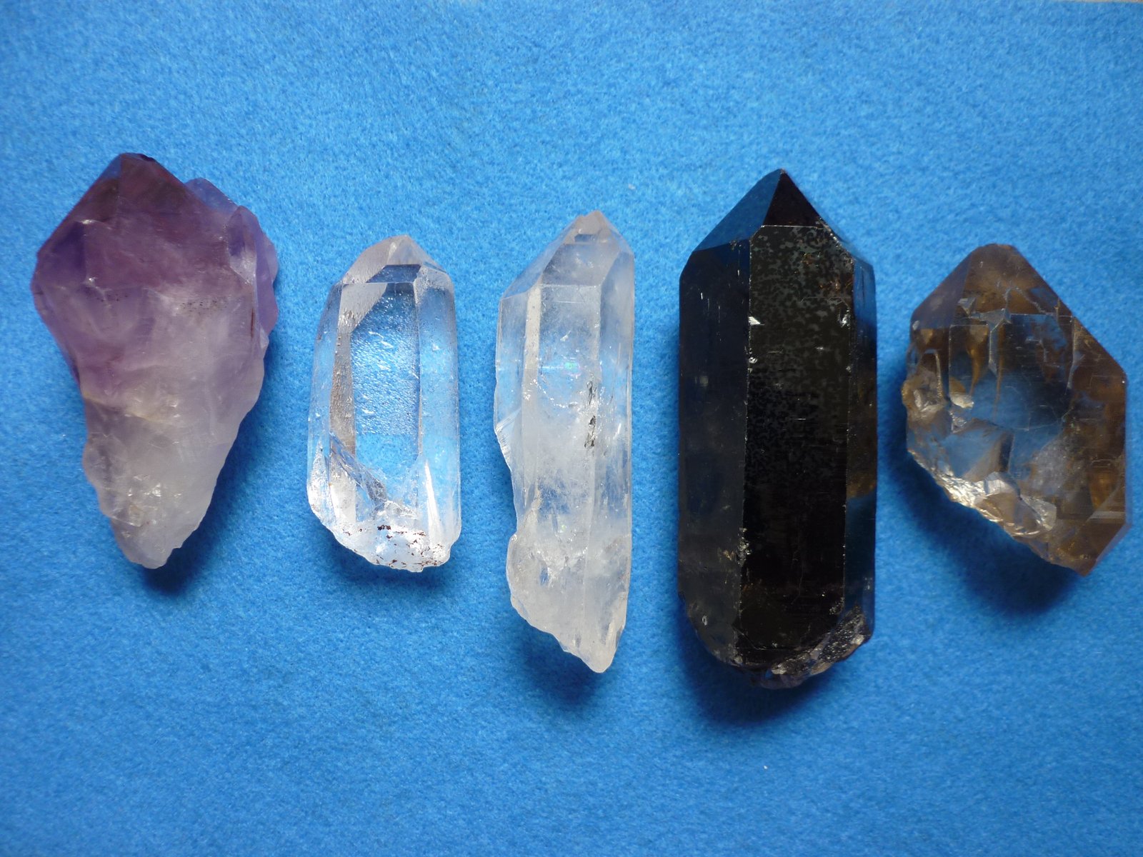 Bien-Être & Santé holistiques ⋅ Séances de Suishō Reikijutsu à distance (Thérapie Bioénergétique et Développement Personnel, œuvrant avec l'Énergie vitale —Ki, Reiki, Shinki en Japonais— et les Cristaux de Quartz) - Photo : Cristaux bruts d'Améthyste, Clairs, Morion et Fumé à double-pointe du Mt-Blanc, Chamonix, France ⋅ ©Franck Cohendet - ©https://potentielillimite.net