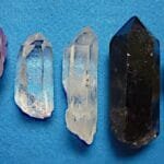 Quelques Cristaux bruts (non taillés) : de droite à gauche : Sceptre d'Améthyste - 2 Quartz clairs - Quartz Morion et fumé du Mont-Blanc - Thérapie Bioénergétique - Cristallothérapie et Reikihō - ©Suishō Reikidō® "Voie de l'Énergie Vitale Cosmique et des Cristaux"® - https://suishoreikido.org (Dōjō) & https://potentielillimite.net (Services, Accompagnements, Programmes et Formations) -