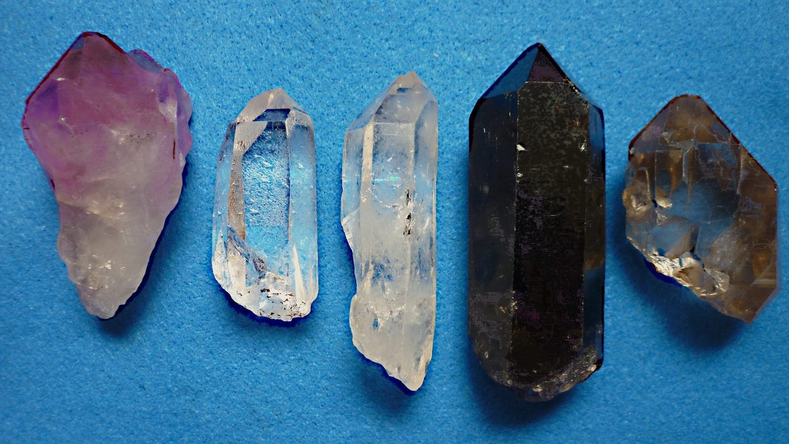 Quelques Cristaux bruts (non taillés) : de droite à gauche : Sceptre d'Améthyste - 2 Quartz clairs - Quartz Morion et fumé du Mont-Blanc - Thérapie Bioénergétique - Cristallothérapie et Reikihō - ©Suishō Reikidō® "Voie de l'Énergie Vitale Cosmique et des Cristaux"® - https://suishoreikido.org (Dōjō) & https://potentielillimite.net (Services, Accompagnements, Programmes et Formations) -
